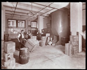 Männer arbeiten mit Kisten in der Versandabteilung von Parke, Davis und Co., Chemiker, Hudson und Vestry Streets, New York, 1910 (Silbergelatineabzug)